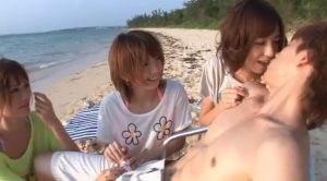 浜辺で友達3人でイケメンと、、、